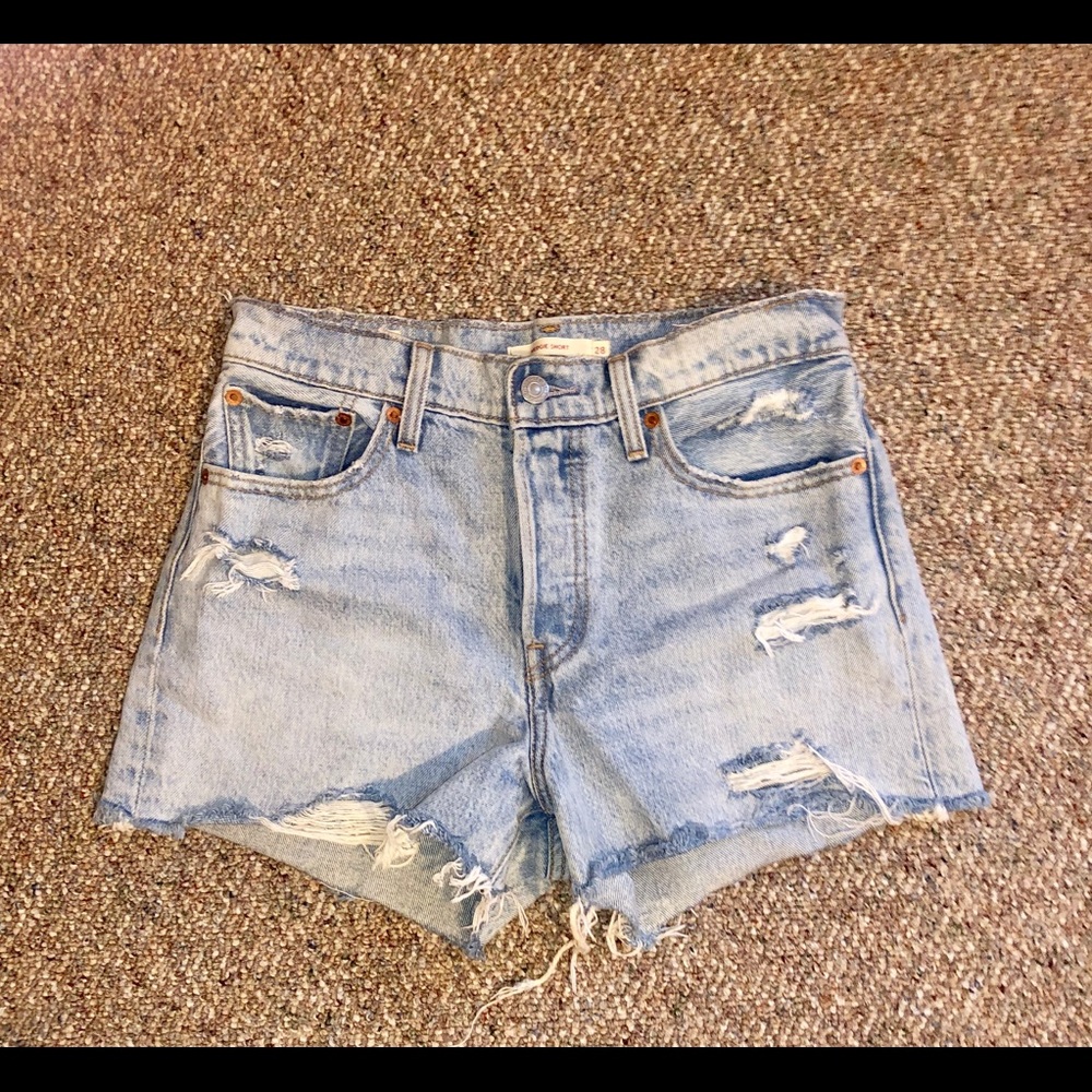 LEVIS SIZE 28 HIGH RISE DISTRESSED WEDGIE SHORT